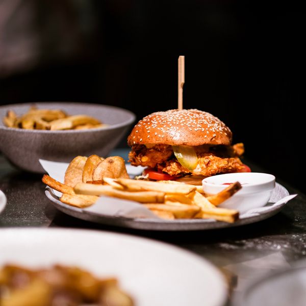 Chicken burger s domácimi hranolkami