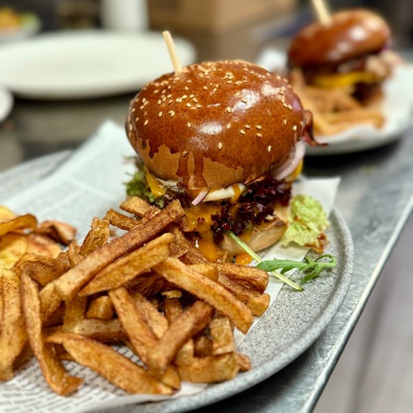 Josper Barbecue burger s domácimi hranolkami